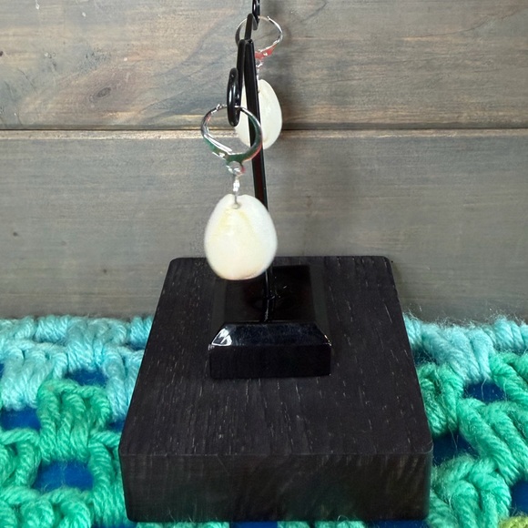 Sea Shell Dangle Earrings - Picture 3 of 6